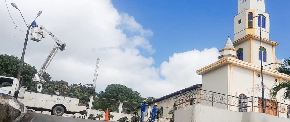 ILUMINACION EN LA PARROQUIA LA AVANZADA